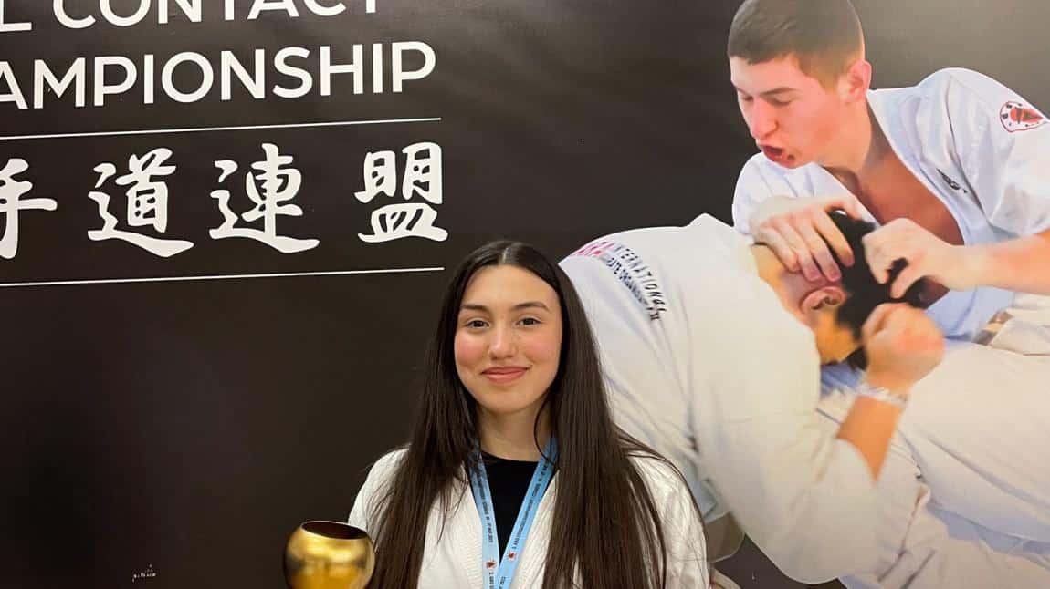 Ashihara Avrasya Şampiyonasında Genç Bayan 50-55 kiloda olan 10.sınıf öğrencimiz Ebrar Mina Yıldırım Kumitede 1.olmustur. 